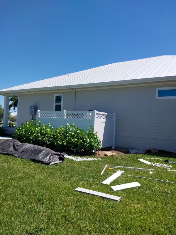White vinyl privacy fence installation in Fort Myers